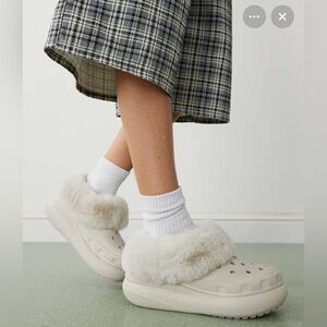 Crocs unisex furever crush fur lined clog in pumice